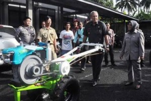 Bupati Kuningan saat menyerahkan Hand Traktor kepada kelompok tani.
